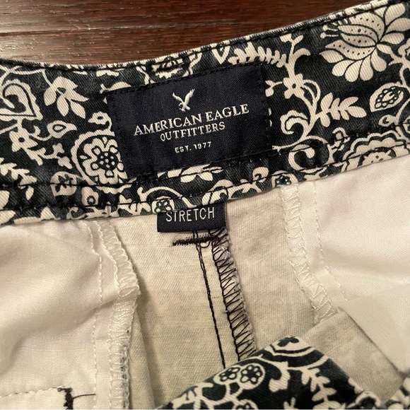 American Eagle Outfitters Black and White Floral Patterned Midi Stretch Shorts - Picture 3 of 4